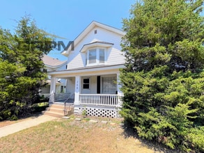 Building Photo - 208 W 10th Ave