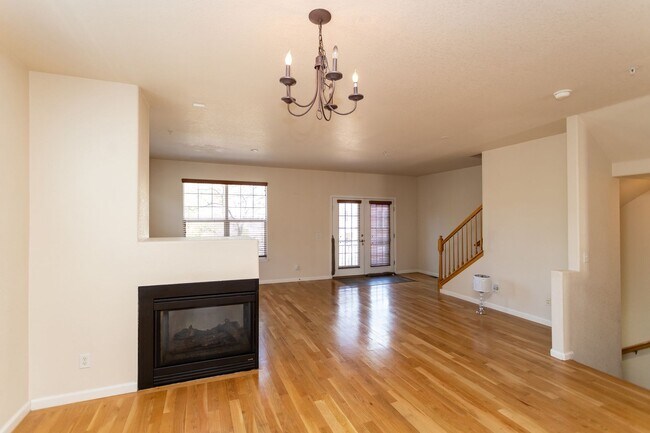 Foto del edificio - Spacious 3 bedroom Townhome!!