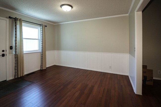 Foto del edificio - 4 bedroom, 2 1/2 bath, 2 car garage located in the quiet Summit View subdivision.