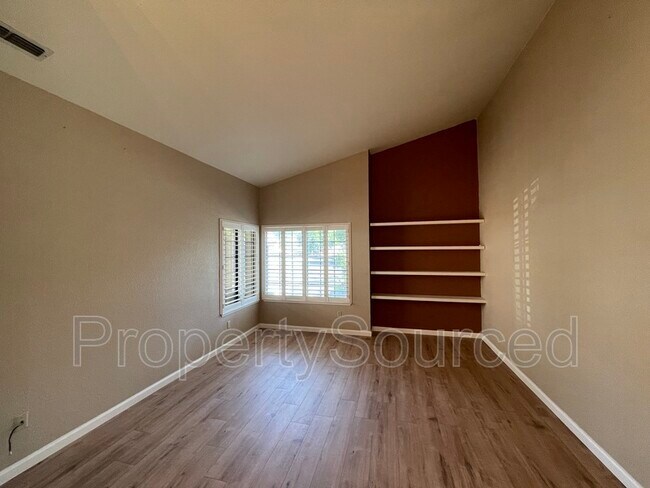 Building Photo - 2520 Meadow Oak Dr