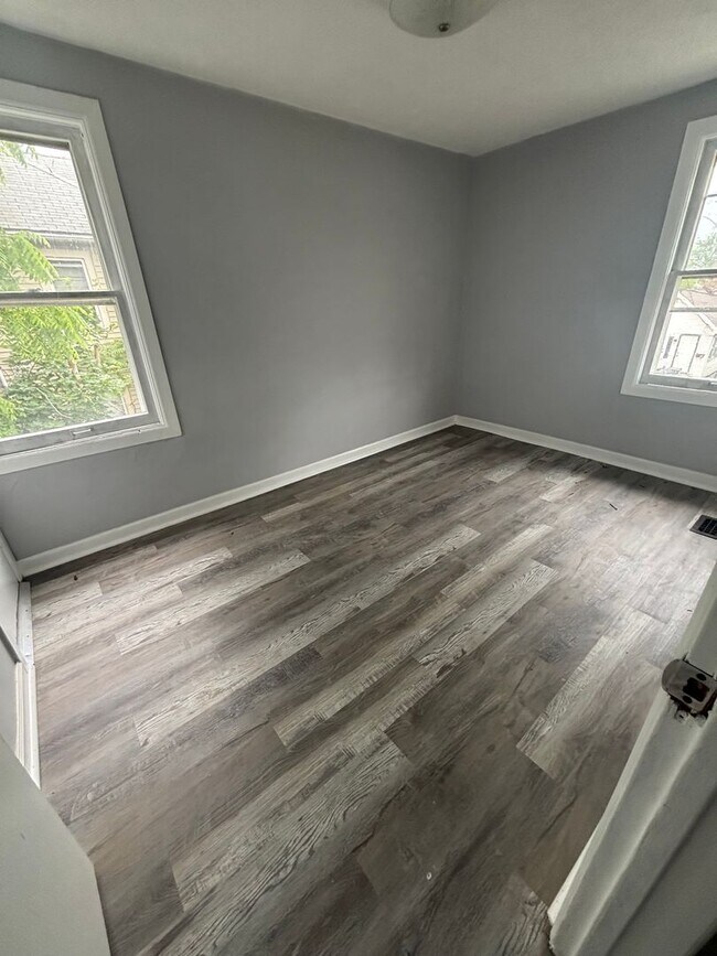 Building Photo - 4bd Single near lake