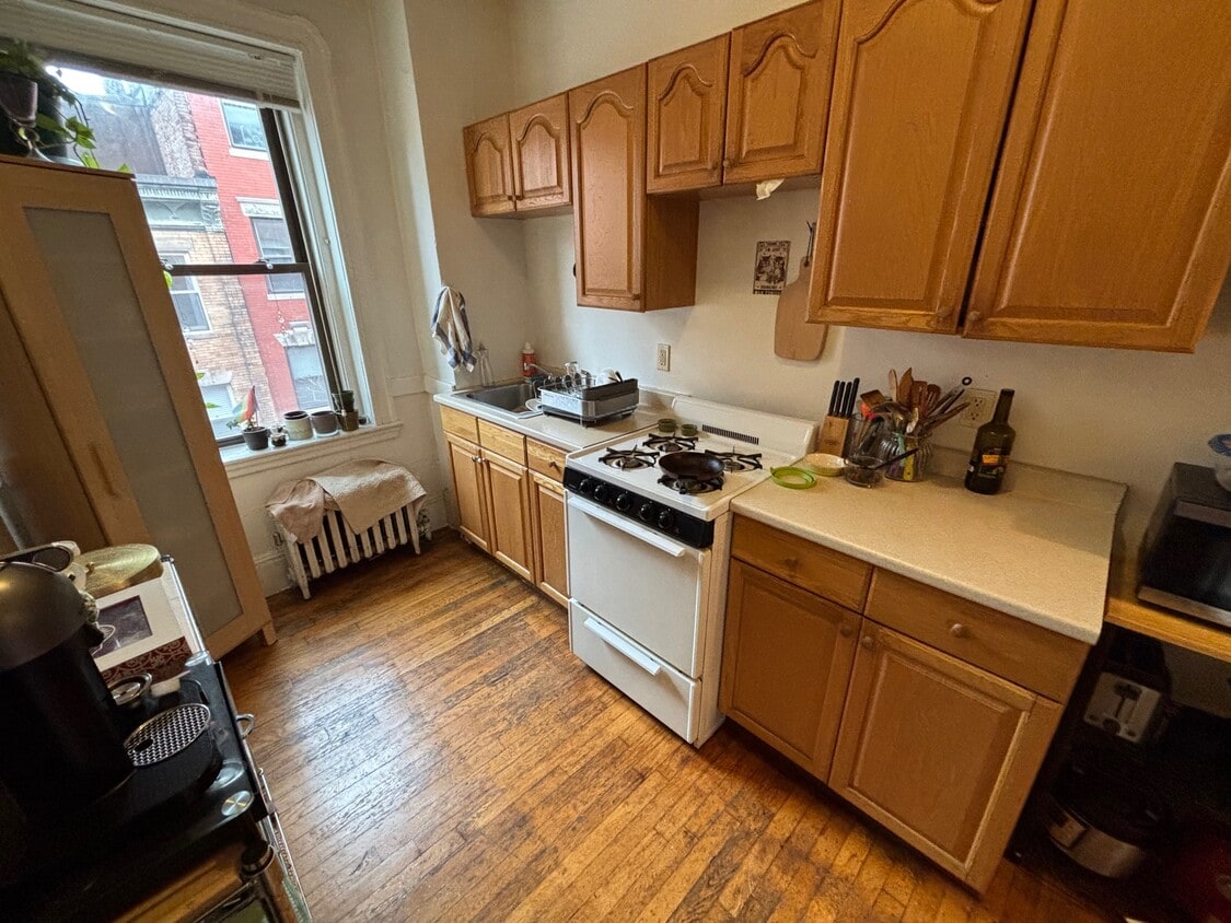 Primary Photo - 10 Grove St