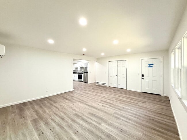 Building Photo - Bright, Modern & Fully Renovated 1-Bedroom...