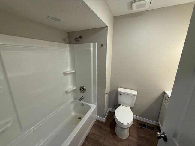 Building Photo - Newly Refurbished !