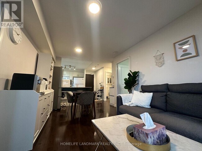 Building Photo - 5793 Yonge St