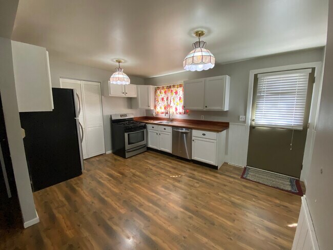 Kitchen - 7012 W 138th Ln