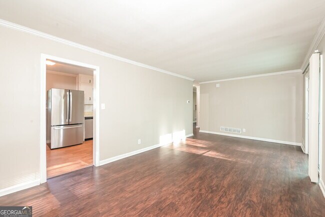 Building Photo - 1090 Longshore Dr