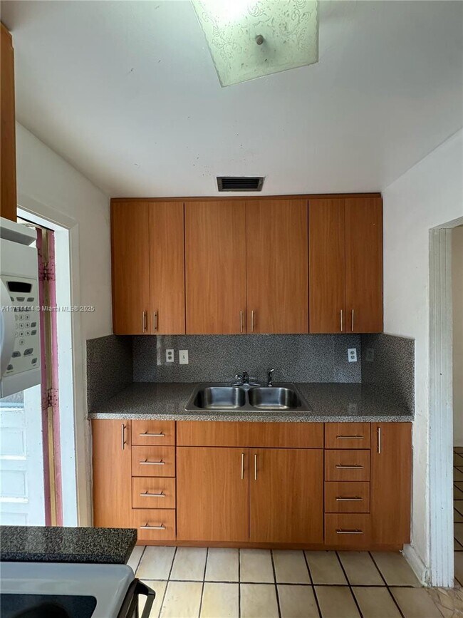 Foto del edificio - 106 NE 2nd Ave