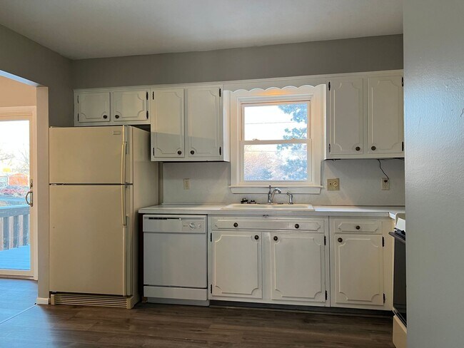 Building Photo - Mapleview 3 Bedroom!
