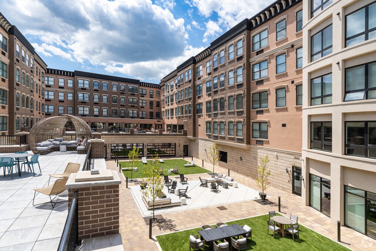 Meridia Brownstones Apartments in Rahway, NJ