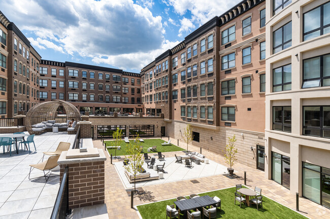 Courtyard - Meridia Brownstones