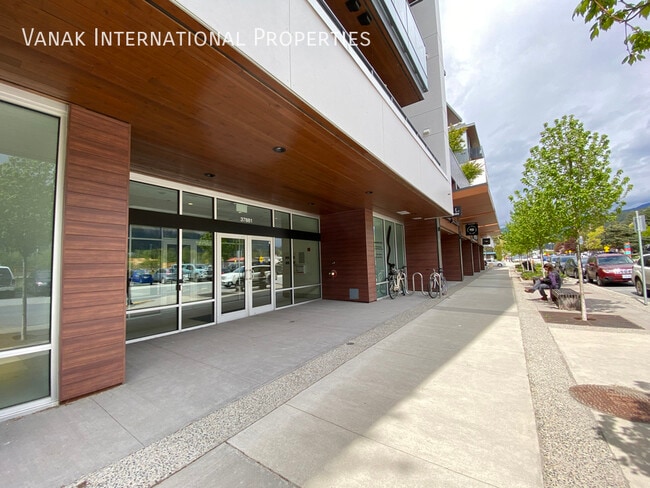 Building Photo - Modern 2 Bed, 2 Bath Condo in the Heart of...