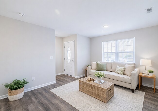 Ambiente luminoso y espacioso en la sala de estar - Blue Ridge Luxury Townhomes