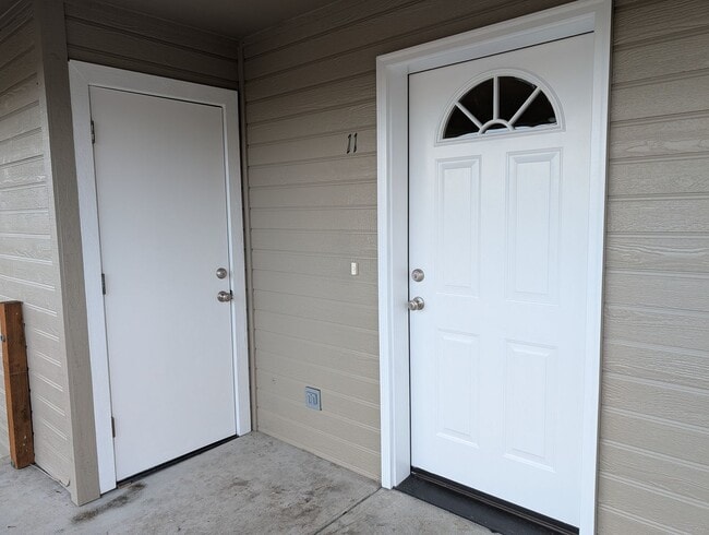 Building Photo - Clean, Upstairs 2 Bed, 2 Bath Apartment in East Medford – Juniper Ridge