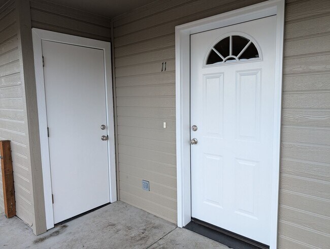 Foto del edificio - Clean, Upstairs 2 Bed, 2 Bath Apartment in East Medford – Juniper Ridge