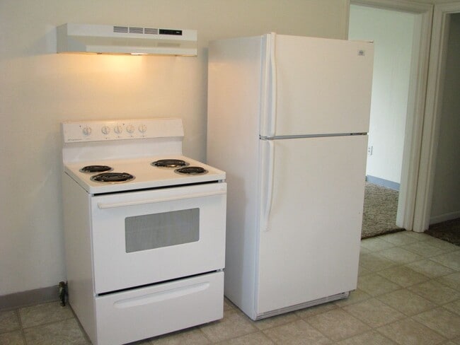 Building Photo - Three Bedroom House in South Salem