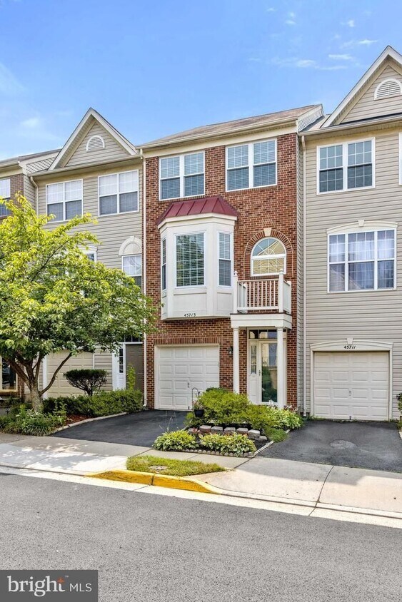 Well-Located 3BR, 2-Full, and 2-Half Bath Townhouse w/ One-Car Garage in Sterling, VA - Well-Located 3BR, 2-Full, and 2-Half Bath Townhouse w/ One-Car Garage in Sterling, VA