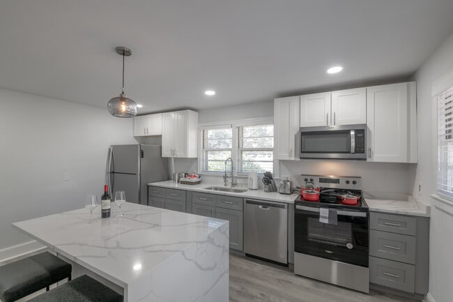 Building Photo - 633 Morreene Rd