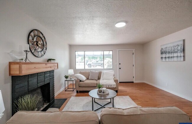 Foto del edificio - One level 3 bedroom and 1.5 bath House Loc...