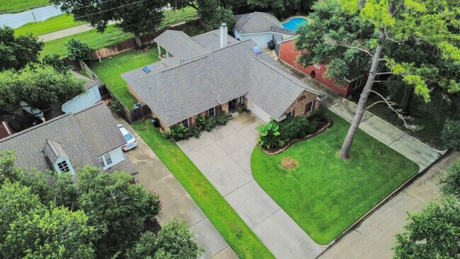 Building Photo - 15818 Sweetwater Creek Dr