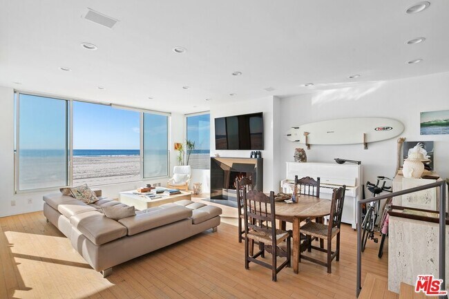 Foto del edificio - 3719 Ocean Front Walk