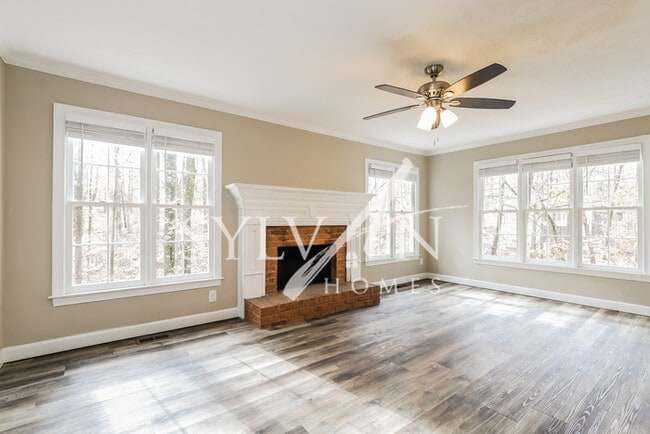 Building Photo - Your dream home awaits!
