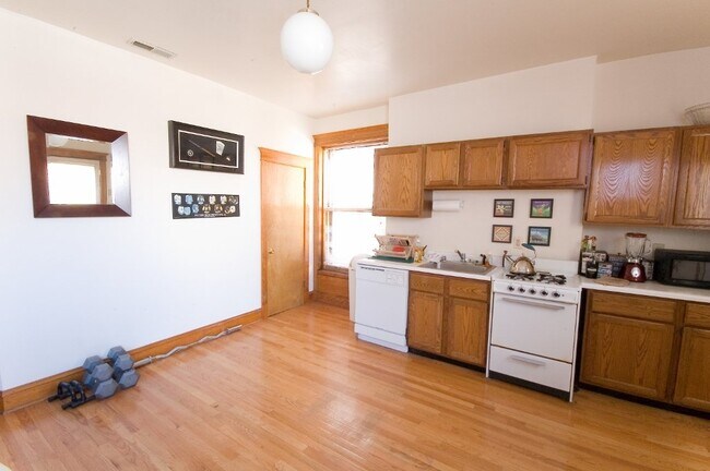 Building Photo - 850 W Waveland Ave