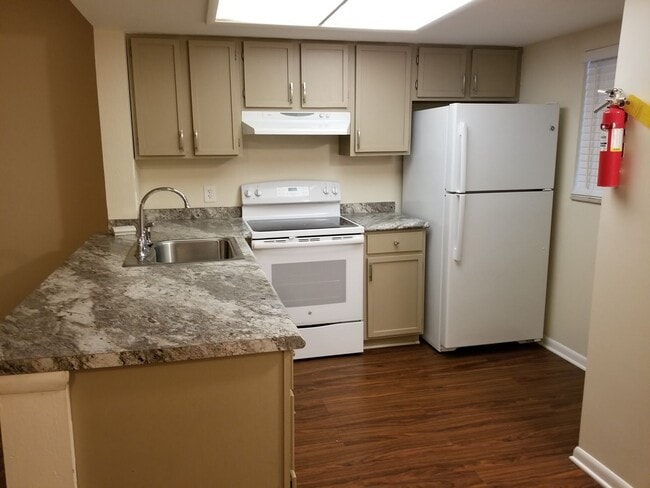 Building Photo - **Available mid October** 2 Bedroom/ 2 Bat...