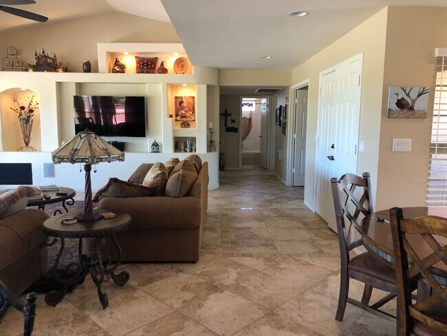 Foto del edificio - Welcome to this lovely golf course view ho...
