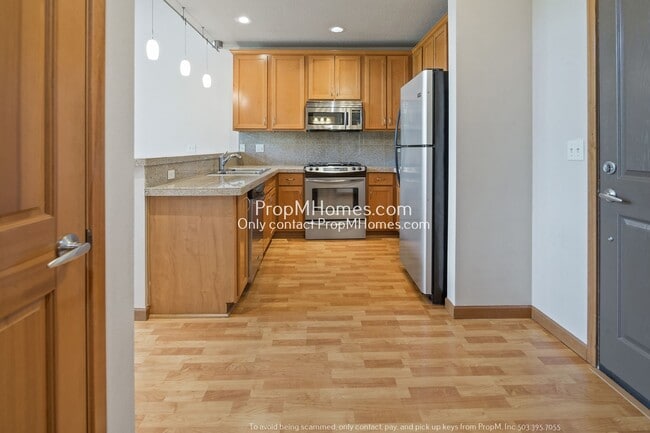 Foto del edificio - Light-Filled Top Floor Two Bedroom Plus Lo...