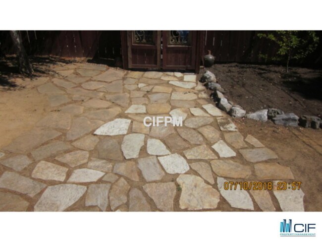 Building Photo - 289 Laurel Dr