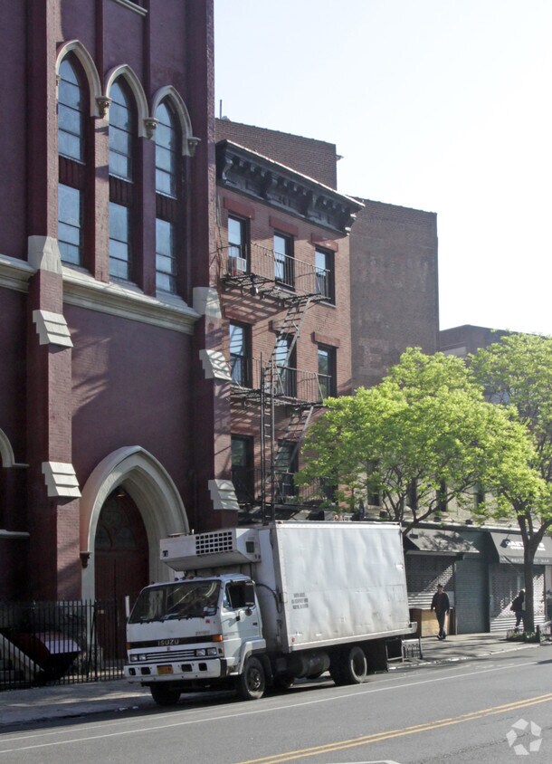 Building Photo - 684 Greenwich St