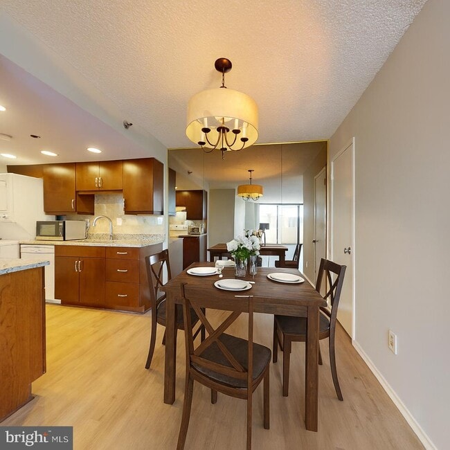 Foto del edificio - 5911 Edsall Rd