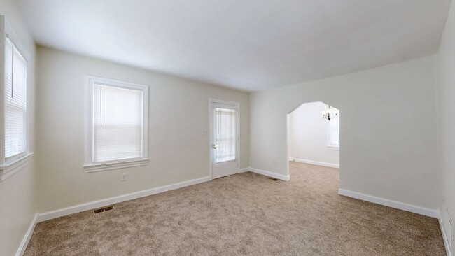 Building Photo - Newly Renovated 2 Bed/1 Bath Home in Camp Taylor