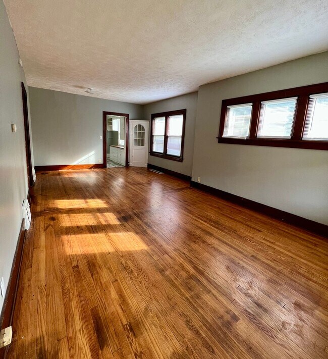 Building Photo - 907 Harrison St Council Bluffs, IA 51501