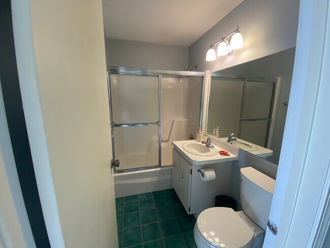 Building Photo - 219 Ledge Dr