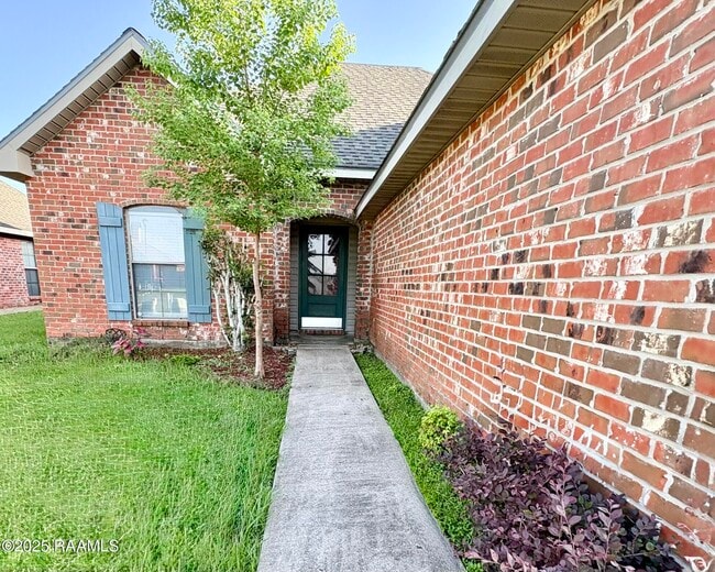 Building Photo - 121 Troubadore Dr