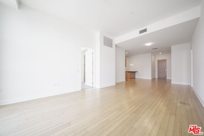 Foto del edificio - 3223 W 6th St