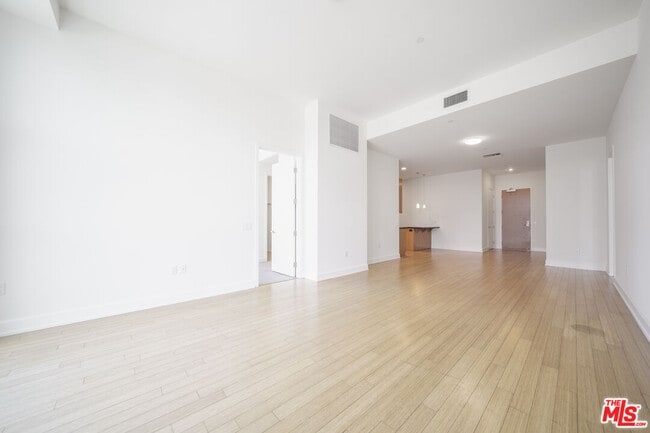 Building Photo - 3223 W 6th St