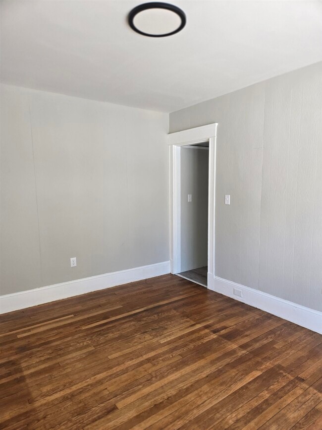 Building Photo - 56 Brook St