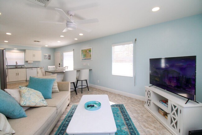 Foto del edificio - Pine Ridge Estates – Renovated & Furnished 2 bedrooms\1 bath Cottage ** looking for an Annual or ...
