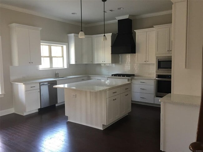 Foto del edificio - 353 Sydney Dr S