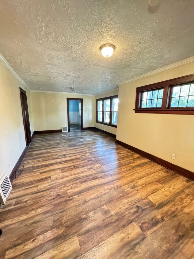 Foto principal - Updated 2-Bedroom, 1-Bathroom Home – $950/...