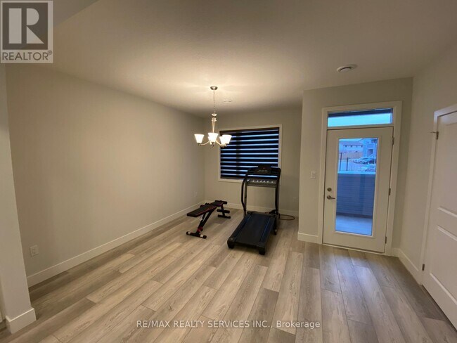 Building Photo - 925 Deveron Crescent