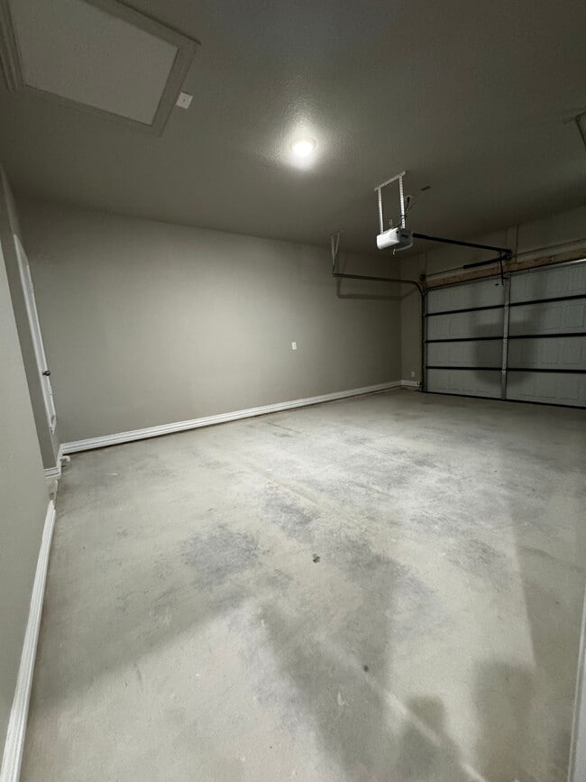 Building Photo - 2423 Briar Hollow Dr