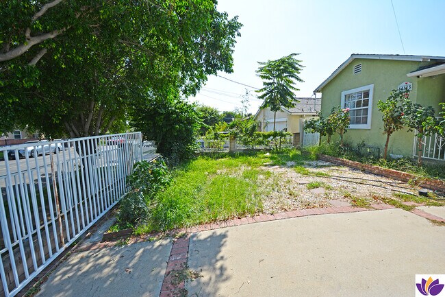 Building Photo - 14115 Sayre St