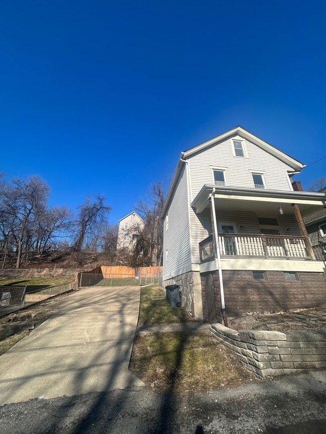 Building Photo - 3 Bed 1 Bath Single Family Home near River...