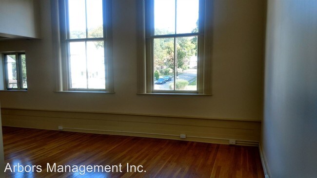 Building Photo - 2 br, 1.5 bath House - 10 Walnut Street #11