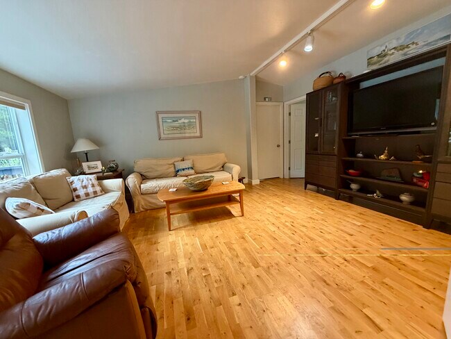 Sala de estar - 126 Charlie Ln