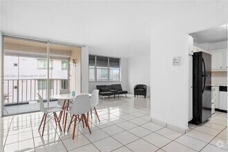 Building Photo - 9440 W Bay Harbor Dr